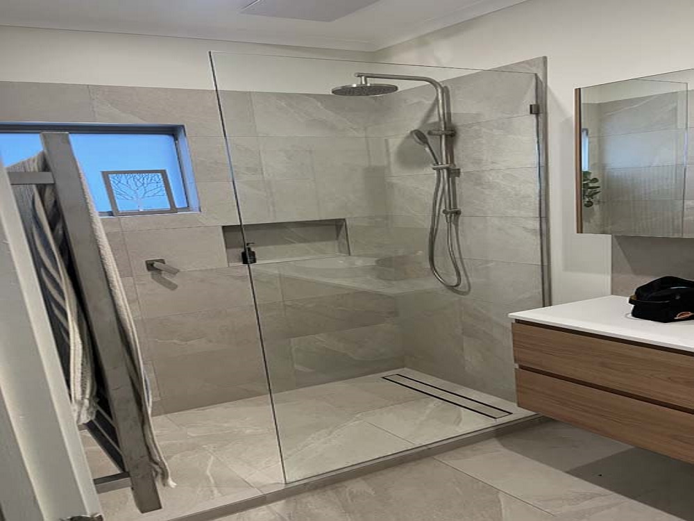 1 panel of glass for shower screen in Mccrae